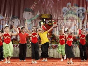 ຮອງປະທານສະພາແຫ່ຊາດ Tong Thi Phong ມອບຂອງຂວັນໃຫ້ພວກເດັກນ້ອຍ